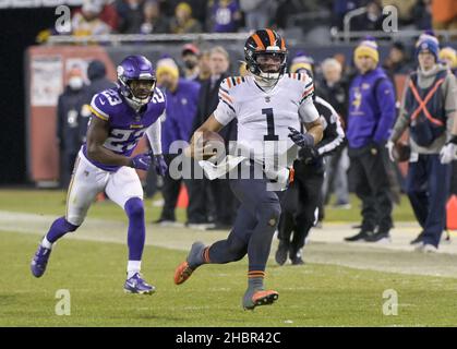 Chicago, Usa. 21st Dez 2021. Chicago beartert Quarterback Justin Fields (1) kriegt mit dem Ball für einen ersten Rückschlag im vierten Quartal gegen die Minnesota Vikings am Soldier Field in Chicago am Montag, den 20. Dezember 2021. Vikings gewann 17-9. Foto von Mark Black/UPI Credit: UPI/Alamy Live News Stockfoto