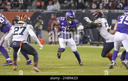 Chicago, Usa. 21st Dez 2021. Minnesota Vikings Dalvin Cook (33) spielt am Montag, den 20. Dezember 2021, den Ball in der Mitte gegen die Chicago Bears auf dem Soldier Field in Chicago. Vikings gewann 17-9. Foto von Mark Black/UPI Credit: UPI/Alamy Live News Stockfoto