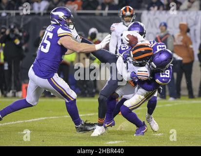 Chicago, Usa. 21st Dez 2021. Chicago Bears Damiere Byrd (10) wird am Montag, den 20. Dezember 2021, vom Abwehrverteidiger Kris Boyd (29) von Minnesota Vikings auf dem Soldier Field in Chicago in Angriff genommen. Vikings gewann 17-9. Foto von Mark Black/UPI Credit: UPI/Alamy Live News Stockfoto