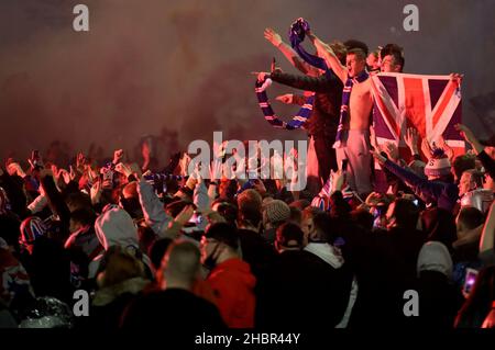 Rückblick auf das Jahr 2021. Fileboto vom 07/03/21 von Rangers-Fans, die in George Square feiern, nachdem die Rangers den Titel der schottischen Premiership gewonnen hatten. Ausgabedatum: Dienstag, 21. Dezember 2021. Stockfoto