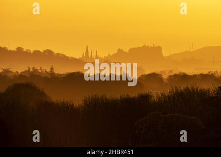 Rückblick auf das Jahr 2021. Datei Foto vom 04/04/21 von Edinburgh Castle in der Morgendämmerung am Ostersonntag. Ausgabedatum: Dienstag, 21. Dezember 2021. Stockfoto