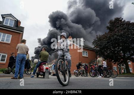 Rückblick auf das Jahr 2021. Aktenfoto vom 27/08/21 von Anwohnern, die einen Brand in einem Industriegelände in Juno Drive, Leamington Spa, Warwickshire, beobachten. Ausgabedatum: Dienstag, 21. Dezember 2021. Stockfoto