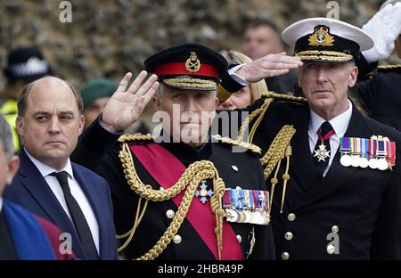 Rückblick auf das Jahr 2021. Aktenfoto vom 13/10/21 des Verteidigungsministers Ben Wallace (links), General Sir Nick Carter, Der scheidende Chef des Verteidigungsstabes und der erste Meeresherr und Chef des Marinestabes Admiral Sir Tony Radakin (rechts), der den Sarg des ehemaligen Chefs der Royal Marines, Generalmajor Matthew Holmes, trägt, Verlässt die Winchester Cathedral in Hampshire nach seinem Trauerdienst. Ausgabedatum: Dienstag, 21. Dezember 2021. Stockfoto