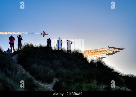 Rückblick auf das Jahr 2021. Datei Foto vom 12/06/21 des RAF Red Arrows Akrobatic Display Teams, das während des Gipfels von G7 in Cornwall über Gwithan Beach fliegt. Ausgabedatum: Dienstag, 21. Dezember 2021. Stockfoto