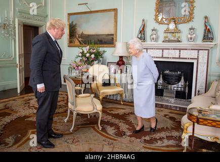 Rückblick auf das Jahr 2021. File Photo vom 23/06/21 von Queen Elizabeth II. Begrüßt Premierminister Boris Johnson bei der ersten persönlichen wöchentlichen Audienz der Queen im Buckingham Palace, London, zusammen mit dem Premierminister seit Beginn der Coronavirus-Pandemie. Ausgabedatum: Dienstag, 21. Dezember 2021. Stockfoto