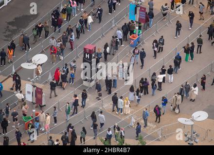 Rückblick auf das Jahr 2021. Aktenfoto vom 19/06/21 von Menschen, die vor einer NHS-Impfklinik im West Ham's London Stadium in Stratford, Ost-London, Schlange stehen. Ausgabedatum: Dienstag, 21. Dezember 2021. Stockfoto