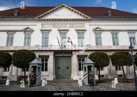 Die Wachen vor dem Präsidentenpalast Sandor-Palast auf dem Burgberg, Budapest, Ungarn Stockfoto