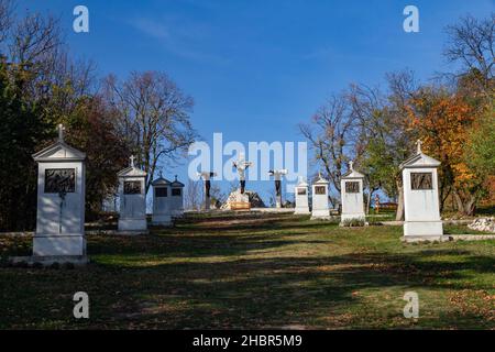 Die Stadt Tihany (und Friedhof) Plattensee im Hintergrund, Ungarn Stockfoto