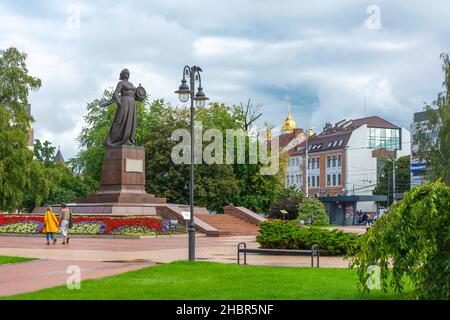 Auf dem gleichnamigen Platz steht das Denkmal der Mutter Russlands, das Königshaus von Königsberg Stockfoto