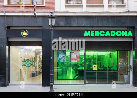 VALENCIA, SPANIEN - 20. DEZEMBER 2021: Mercadona ist eine spanische Supermarktkette, führend im Land Stockfoto