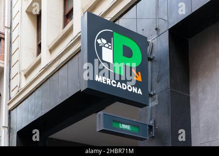 VALENCIA, SPANIEN - 20. DEZEMBER 2021: Mercadona ist eine spanische Supermarktkette, führend im Land Stockfoto