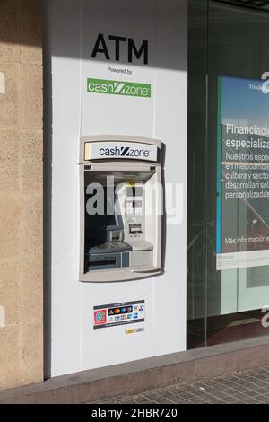 VALENCIA, SPANIEN – 20. DEZEMBER 2021: Die Triodos Bank ist eine ethische Bank mit Sitz in den Niederlanden und Niederlassungen in mehreren Ländern Europas Stockfoto