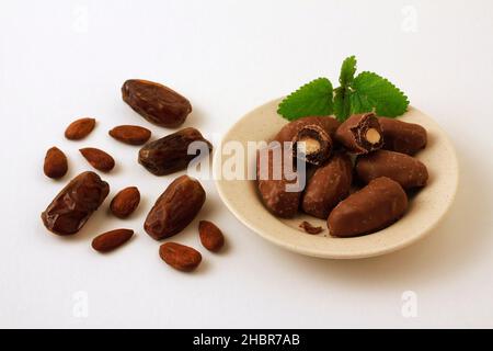 Datteln mit Mandel. Mit Milchschokolade überzogen. Stockfoto