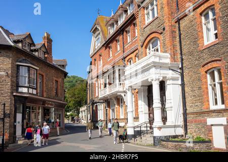 Lynton Devon Lynton Touristen gehen vorbei an Souvenirläden und dem Valley of Rocks Hotel Lee Road Lynton Devon England Großbritannien GB Europa Stockfoto