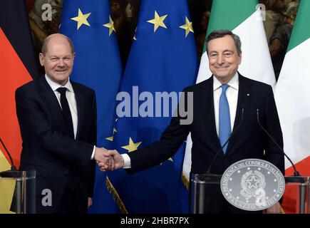 Roma, Italien. 20th Dez 2021. Italien, Rom, 20. Dezember 2021: Der italienische Premierminister Mario Draghi empfängt den deutschen Bundeskanzler Olaf Scholz im Palazzo Chigi. Auf dem Foto : die Pressekonferenz Bildnachweis: Fabio Cimaglia/Sintesi/Alamy Live News Stockfoto