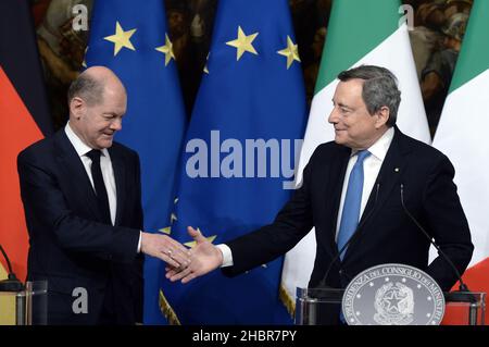 Roma, Italien. 20th Dez 2021. Italien, Rom, 20. Dezember 2021: Der italienische Premierminister Mario Draghi empfängt den deutschen Bundeskanzler Olaf Scholz im Palazzo Chigi. Auf dem Foto : die Pressekonferenz Bildnachweis: Fabio Cimaglia/Sintesi/Alamy Live News Stockfoto