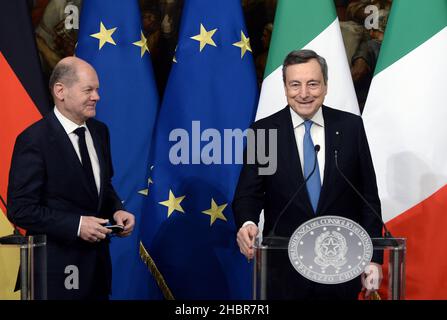 Roma, Italien. 20th Dez 2021. Italien, Rom, 20. Dezember 2021: Der italienische Premierminister Mario Draghi empfängt den deutschen Bundeskanzler Olaf Scholz im Palazzo Chigi. Auf dem Foto : die Pressekonferenz Bildnachweis: Fabio Cimaglia/Sintesi/Alamy Live News Stockfoto