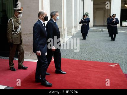 Roma, Italien. 20th Dez 2021. Italien, Rom, 20. Dezember 2021: Der italienische Premierminister Mario Draghi empfängt den deutschen Bundeskanzler Olaf Scholz im Palazzo Chigi. Auf dem Foto : die Begrüßung im Innenhof des Palazzo Chigi. Foto: Fabio Cimaglia/Sintesi/Alamy Live News Stockfoto