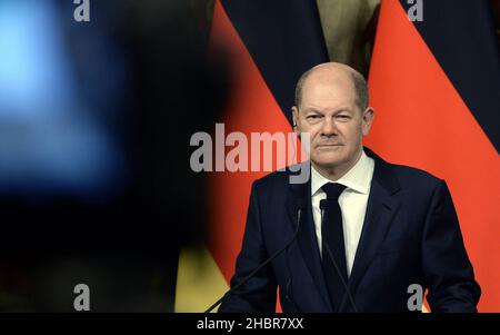 Roma, Italien. 20th Dez 2021. Italien, Rom, 20. Dezember 2021: Der italienische Premierminister Mario Draghi empfängt den deutschen Bundeskanzler Olaf Scholz im Palazzo Chigi. Auf dem Foto: Olaf Scholz bei der Pressekonferenz. Foto: Fabio Cimaglia/Sintesi/Alamy Live News Stockfoto