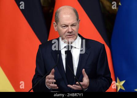 Roma, Italien. 20th Dez 2021. Italien, Rom, 20. Dezember 2021: Der italienische Premierminister Mario Draghi empfängt den deutschen Bundeskanzler Olaf Scholz im Palazzo Chigi. Auf dem Foto: Olaf Scholz bei der Pressekonferenz. Foto: Fabio Cimaglia/Sintesi/Alamy Live News Stockfoto