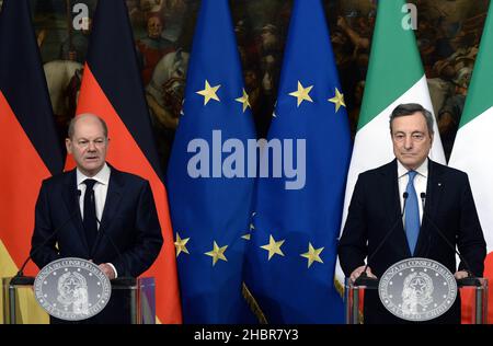 Roma, Italien. 20th Dez 2021. Italien, Rom, 20. Dezember 2021: Der italienische Premierminister Mario Draghi empfängt den deutschen Bundeskanzler Olaf Scholz im Palazzo Chigi. Auf dem Foto : die Pressekonferenz Bildnachweis: Fabio Cimaglia/Sintesi/Alamy Live News Stockfoto