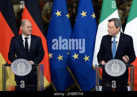 Roma, Italien. 20th Dez 2021. Italien, Rom, 20. Dezember 2021: Der italienische Premierminister Mario Draghi empfängt den deutschen Bundeskanzler Olaf Scholz im Palazzo Chigi. Auf dem Foto : die Pressekonferenz Bildnachweis: Fabio Cimaglia/Sintesi/Alamy Live News Stockfoto