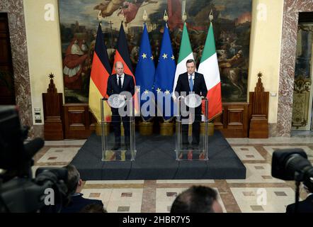 Roma, Italien. 20th Dez 2021. Italien, Rom, 20. Dezember 2021: Der italienische Premierminister Mario Draghi empfängt den deutschen Bundeskanzler Olaf Scholz im Palazzo Chigi. Auf dem Foto : die Pressekonferenz Bildnachweis: Fabio Cimaglia/Sintesi/Alamy Live News Stockfoto