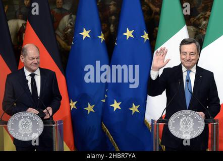 Roma, Italien. 20th Dez 2021. Italien, Rom, 20. Dezember 2021: Der italienische Premierminister Mario Draghi empfängt den deutschen Bundeskanzler Olaf Scholz im Palazzo Chigi. Auf dem Foto : die Pressekonferenz Bildnachweis: Fabio Cimaglia/Sintesi/Alamy Live News Stockfoto