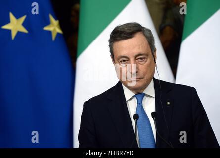 Roma, Italien. 20th Dez 2021. Italien, Rom, 20. Dezember 2021: Der italienische Premierminister Mario Draghi empfängt den deutschen Bundeskanzler Olaf Scholz im Palazzo Chigi. Auf dem Foto : Mario Draghi in der Pressekonferenz Bildnachweis: Fabio Cimaglia/Sintesi/Alamy Live News Stockfoto