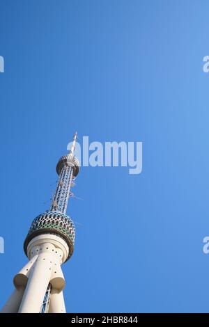 Eine vertikale Ansicht des Taschkent Fernsehturms mit blauem Himmel Hintergrund. In Taschkent, Usbekistan. Stockfoto