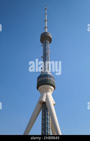 Eine vertikale Ansicht des Taschkent Fernsehturms mit blauem Himmel Hintergrund. In Taschkent, Usbekistan. Stockfoto