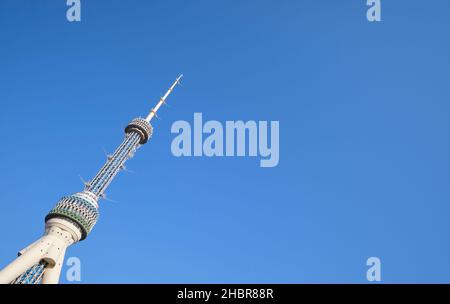 Eine horizontale Ansicht des Taschkent Fernsehturms mit blauem Himmel Hintergrund. In Taschkent, Usbekistan. Stockfoto