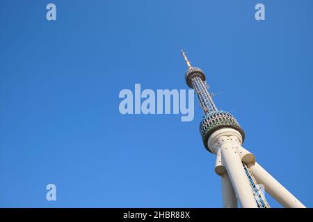 Eine horizontale Ansicht des Taschkent Fernsehturms mit blauem Himmel Hintergrund. In Taschkent, Usbekistan. Stockfoto