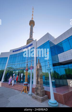 Der Vordereingang zum Besucherzentrum für den Taschkent Fernsehturm. In Taschkent, Usbekistan. Stockfoto