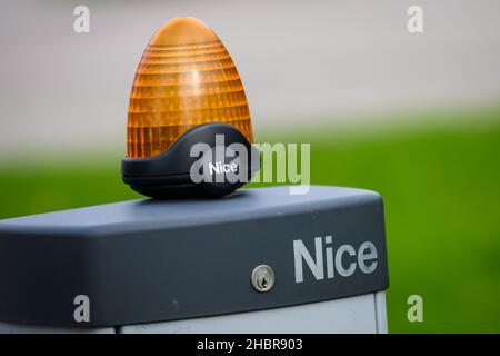 RIGA, LETTLAND. 6th. September 2021. Schönes Logo an den Toren. Nice ist ein italienisches multinationales Referenzunternehmen in den Bereichen Home Automation, Home Security und SMA Stockfoto