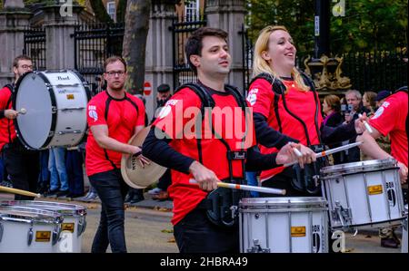 Trommler führen den DLA Piper auf der Lord Mayor's Show, 2021, London, Großbritannien Stockfoto