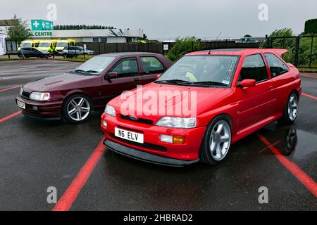 Dreiviertel Frontansicht eines Red, 1995, Ford Escort RS Cosworth, ausgestellt beim Silverstone Classic 2021 Stockfoto