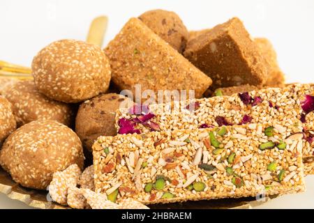 Winterdelikatesse Makar Sankranti oder Lohri Mithai Gulab Gajak, Pista Gazak, Til Patti oder Papdi, Til Laddu oder Ladoo, Revdi und Rewri wird aus Tilgul, M, hergestellt Stockfoto