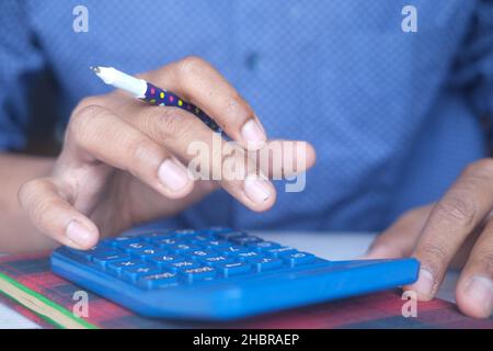 Nahaufnahme der Hand mit Taschenrechner Stockfoto