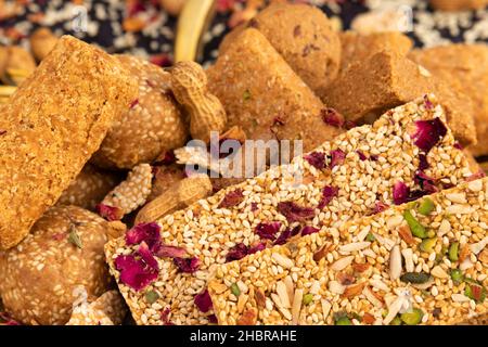 Winterdelikatesse Makar Sankranti oder Lohri Mithai Gulab Gajak, Pista Gazak, Til Patti oder Papdi, Til Laddu oder Ladoo, Revdi und Rewri wird aus Tilgul, M, hergestellt Stockfoto