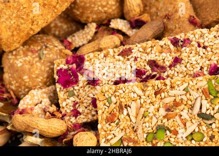 Winterdelikatesse Makar Sankranti oder Lohri Mithai Gulab Gajak, Pista Gazak, Til Patti oder Papdi, Til Laddu oder Ladoo, Revdi und Rewri wird aus Tilgul, M, hergestellt Stockfoto