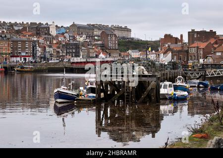 Der Hafen, Whitby, North Yorkshire, Großbritannien, mit Fischerei, Pleasure und andere Boote, die am Kai festgemacht haben. Stockfoto