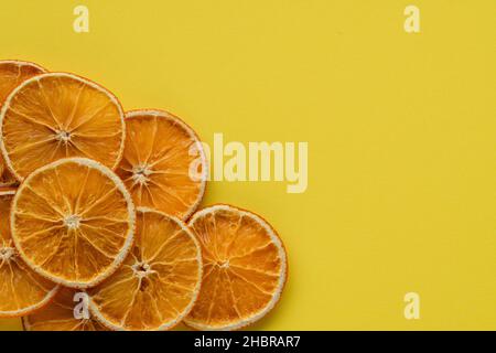 Eine große Ansicht einer getrockneten Orangenfrucht auf gelbem Hintergrund Stockfoto