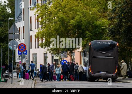 RIGA, LETTLAND. 6th. September 2021. Touristen mit Gepäck in Riga. Stockfoto