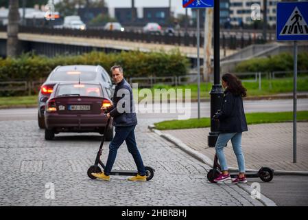 RIGA, LETTLAND. 6th. September 2021. Menschen mit Elektroroller in Riga Stadt. Stockfoto