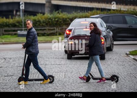RIGA, LETTLAND. 6th. September 2021. Menschen mit Elektroroller in Riga Stadt. Stockfoto