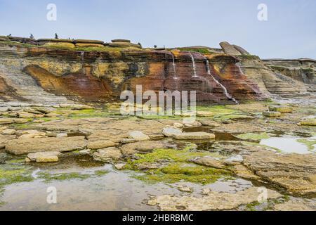 Blick auf den Cap Ferre Wasserfall, einen kleinen, eisenreichen Wasserfall (daher die rostige Farbe), in der Nähe von Havre St Pierre, in der Cote Nord Region von Quebec, Kanada Stockfoto