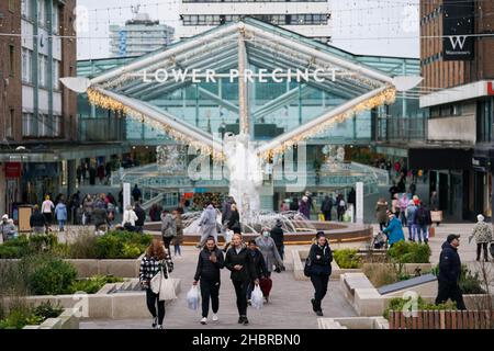 Weihnachtseinkäufer in Coventry, da die Regierung sich weigerte, die Einführung weiterer Beschränkungen zur Verlangsamung der Ausbreitung der Omicron-Variante des Coronavirus auszuschließen Bilddatum: Dienstag, 21. Dezember 2021. Stockfoto