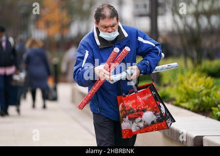 Weihnachtseinkäufer in Coventry, da die Regierung sich weigerte, die Einführung weiterer Beschränkungen zur Verlangsamung der Ausbreitung der Omicron-Variante des Coronavirus auszuschließen Bilddatum: Dienstag, 21. Dezember 2021. Stockfoto