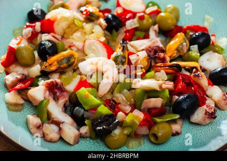 Salat Salpicon de Marisco mit Oliven, Garnelen, Tintenfisch, Muscheln und Gurken Stockfoto
